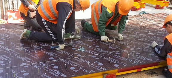 Pose de panneaux bakélisés pour coffrage de dalle béton au Maroc