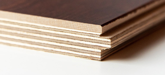 Détail de la structure multicouche d’un panneau bakélisé pour coffrage