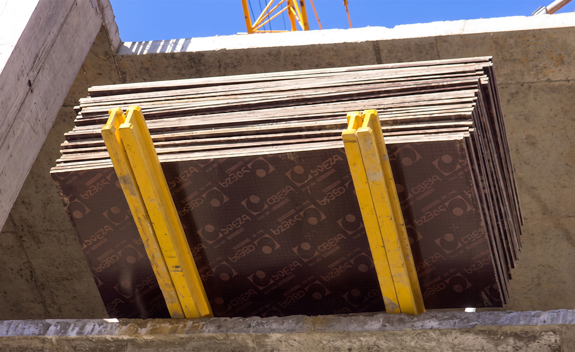 Panneaux de contreplaqué bakélisé utilisés pour le coffrage béton sur chantier