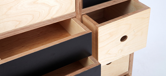Mobilier fabriqué en panneaux de contreplaqué multicouche
