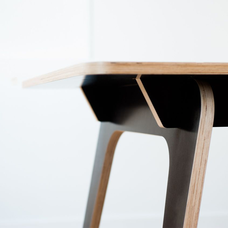 Mobilier contemporain fabriqué avec des panneaux en contreplaqué multicouche