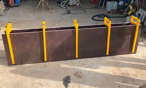Panneau bakélisé installé dans un système de coffrage vertical pour mur en béton