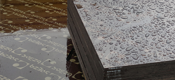 Surface filmée de panneaux bakélisés destinés au coffrage béton