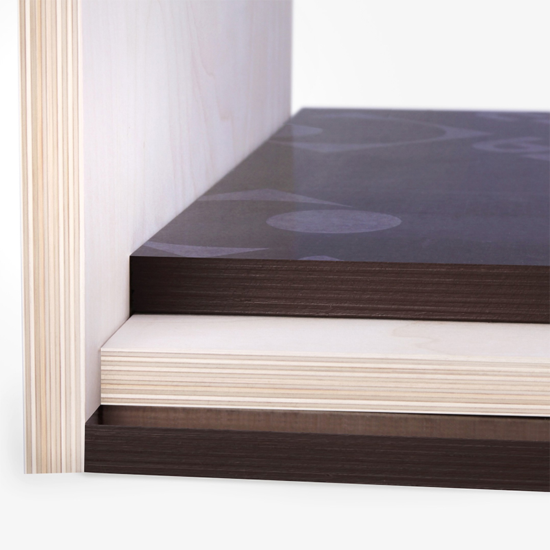 Détail de panneaux contreplaqués avec différentes surfaces et finitions filmées